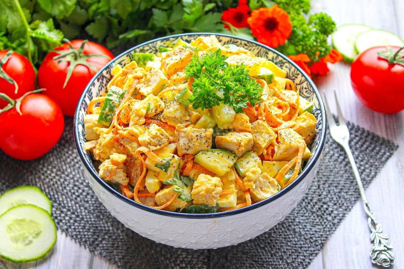 Салат з куркою, морквою по-корейськи та свіжим огірком